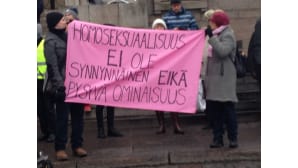 Sukupuolineutraalin avioliittolain vastustajia Eduskuntatalolla.