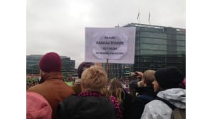 Kansalaistorille kerääntyneitä mielenosoittajia.