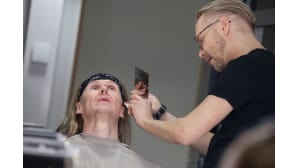 Jesse Lahtinen meikkaa Eikka Lehtosaarta