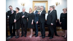 Helsinki, Smolna, Valtioneuvoston juhlahuoneisto, 29. toukokuuta 2015. Pääministeri Juha Sipilän hallitus on muodostunut. Ryhmäkuvauksen jälkeen Sipilä tarkistaa rannekellostaan, riittääkö aikaa.