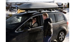 Turisti moikkaa Sampo Kaulasta Äkäslompolossa.