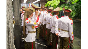 Kuuban armeija soittokunta valmistautuu tervetuliaisseremoniaan.
