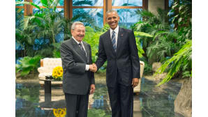 Kuuban presidentti Raul Castro ja Yhdysvaltain presidentti Barack Obama kättelevät.