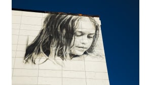 Seinämaalaus kerrostalon seinässä Helsingissä