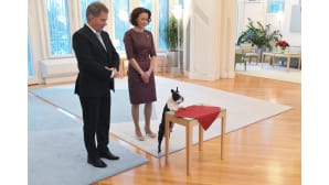 Presidentti Sauli Niinistö, rouva Jenni Haukio ja koira Lennu ottivat vastaan joulutervehdyksiä Mäntyniemessä 15. joulukuuta.