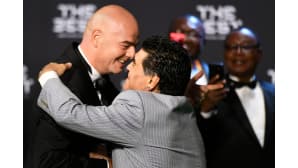Fifan puheenjohtaja Gianni Infantino ja Diego Maradona halaavat Fifa-gaalassa.
