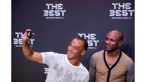 Cafu ja Eric Abidal Fifa-gaalassa.