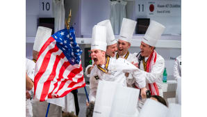 Yhdysvaltain joukkue iloitsee voitettuaan kultaa kokkien Bocuse d'or -maailmanmestaruuskilpailuissa 25. tammikuuta.