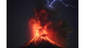 Colima tulivuoi purkautuu. Taivaalla näkyy salama.