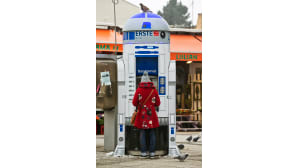 Asiakas automaatilla.