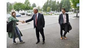 Vasemmistoliiton Li Andersson, SDP:N Antti Rinne ja vihreiden Ville Niinistö saapumassa Ylen A-studion vieraiksi Helsingin Pasilassa maanantai-iltana.