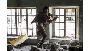 Irakin armeijan erikoisjoukkojen jäsen tulittaa ISIS-taistelijoita rakennuksen sisältä.
