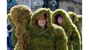 Sammaleisiin verhoutuneet ”moss-men” miehet vaeltavat Bejarin kaduilla.