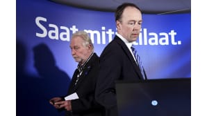 Perussuomalaisten puheenjohtaja Jussi Halla-aho (oik.) ja työmies Matti Putkonen perussuomalaisten tiedotustilaisuudessa Helsingissä.