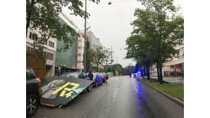 Rakennustyömaan suoja-aita lensi auton päälle Helsingin Pasilassa.
