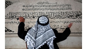 Palestiinalaismies vieraili Yasser Arafatin haudalla Ramallahissa 9. marraskuuta, jolloin tuli kuluneeksi 13 vuotta tämän kuolemasta.