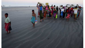 Rohingya-pakolaisia, jotka saapuivat Bangladeshiin meriteitse, kulkivat kohti pakolaisleiriä jalan 9. marraskuuta.