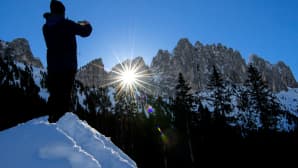 Miehen siluetti aurinkoa vasten