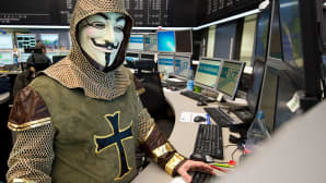 Frankfurtin pörssin meklari on pukeutunut Guy Fawkesin naamariin ja vanhaan asuun pörssin perinteisen karnevaalipäivän kunniaksi.
