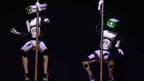 Robotit esittävät tankotanssia CeBIT-tietotekniikkamessuilla.