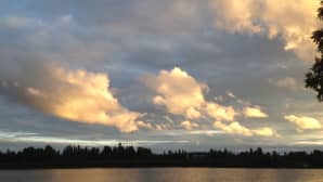 Valaisevat yöpilvet Saarijärven taivaalla.