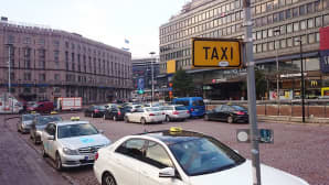 Kuva taksitolpalta Helsingin Elielinaukiolta 18. syyskuuta 2015.