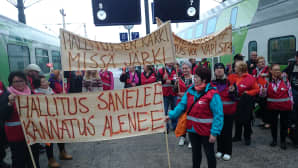 Inarin JHL:n jäseniä (Julkisten ja -hyvinvointialojen liitto) saapui Helsingin rautatieasemalle 18. syyskuuta 2015.
