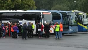 Mielenosoittajien busseja saapui Olympiastadionin kupeeseen 18. syyskuuta 2015.