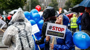 Rautatientorilla sataa kaatamalla. Tiia Tiirikainen Harjavallasta oli varustautunut ilmapalloilla ja sadeviitalla.