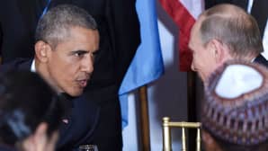 Obama ja Putin tuijottavat toisiaan.