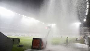 Rankkasade jalkapallostadionilla.