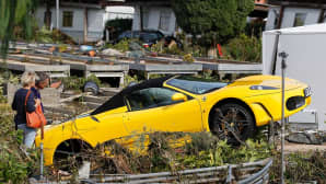 Tulvavesi on siirtänyt keltaisen Ferrari-auton vinoon.
