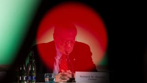 WADA:n puheenjohtaja Dick Pound näyttäytyy punaisen pistevalon läpi.