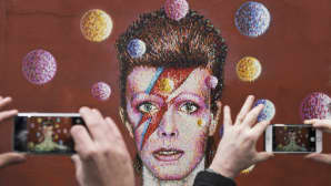 David Bowieta esittävä seinämaalaus Lontoon Brixtonissa.
