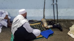 Hajj-pyhiinvaellukseen osallistuva vammautunut mies rukoili Masjid al-Haramin moskeijan läheisyydessä