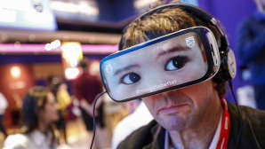 miehellä päässään virtuaalilasit