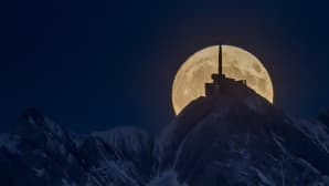 Kuu nousee Säntis-vuorenhuipun takaa Sveitsissä 3. marraskuuta.