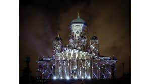 Tuomiokirkko valaistuna LUX 2018-tapahtumassa.