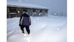 Sähköt pätkivät Seppo Anttosen kotona Hyrynsalmen Kytömäen kylällä.