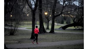 Nainen lenkkeilee Helsingin Kaivopuistossa.