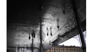 Jalankulkijat heijastuvat Norma Fosterin suunnitteleman rakennuksen peilipaneeleista Ranskan Marseillessa.