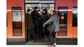 Matkustajat ahtautuvat sisään täpötäyteen metroon Lauttasaaren metroasemalla.
