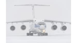 Isopandat Lumi eli Jin Bao Bao ja Pyry eli Hua Bao saapuvat Suomeen Helsinki-Vantaan lentokentälle venäläisellä Iljushin IL76 -rahtikoneella.