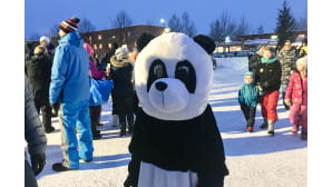 Pandoja odottelemassa Ähtärissä oli tietysti myös pandamaskotti