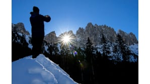 Miehen siluetti aurinkoa vasten