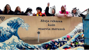 Penkkarilakana jossa teksti "Abeja rekassa kuin muovia meressä"