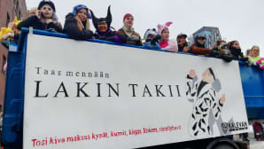 Kalevan lukion penkkarilakana jossa teksti "lakin takii"