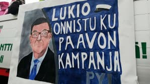 Penkkarilakana jossa Paavo Väyrynen