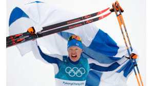 Iivo Niskanen tuulettaa Suomen lipulla ja suksilla