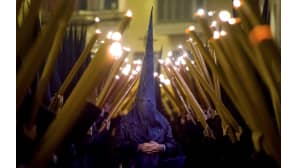 Espanjalainen kristittyjen veljeskunta osallistuu pitkäperjantain juhlallisuuksiin Sevillassa, Espanjassa.